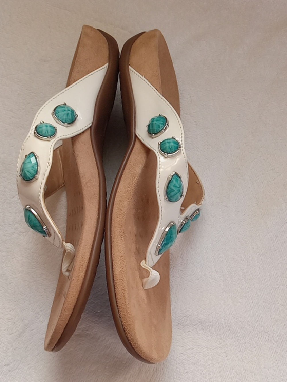 Vionic Size 9 White Sandal Thong with Turquoise Gem Accents - Picture 5 of 8